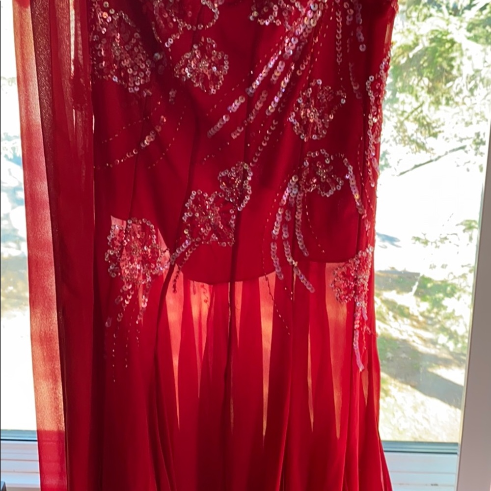 Red gown - Picture 9 of 12